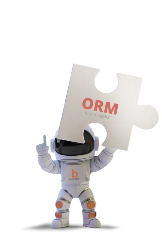 Astronauta con pieza de rompecabezas ORM representando la Gestión de Reputación de Marca.